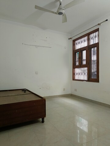 Room in 3 BHK Builder Floor at Unitech South City II, Sector 50 – for Rent