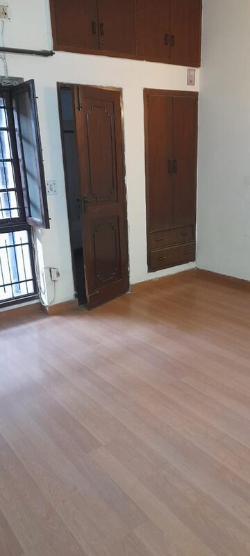 Room in 5 BHK Independent House at Sector 41 – for Sale