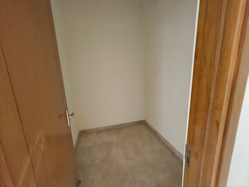 Room in 4 BHK Apartment at Parsvnath Exotica, Sector 53 – for Rent