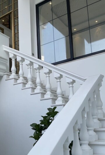 Staircase in 6 BHK Villa at DLF Royale Residences, Dlf Phase I – for Sale