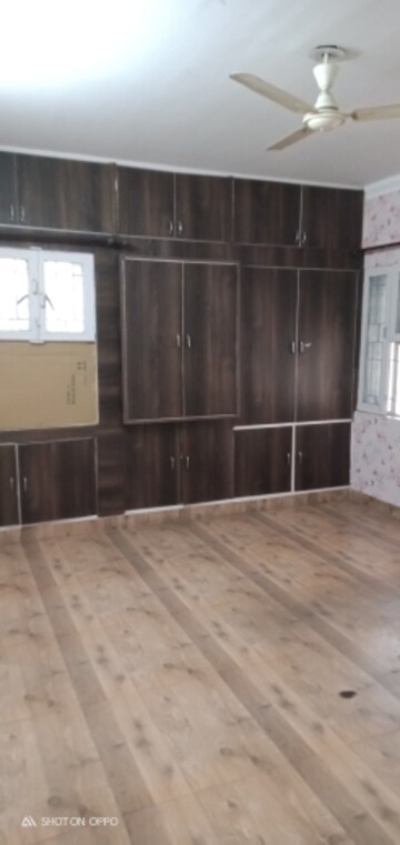 Room in 3.5 BHK Apartment at Vasant Kunj – for Rent