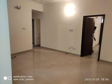 Room in 3 BHK Builder Floor at HBH Galaxy Apartments, Sector 43 – for Rent