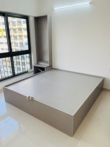 Room in 2 BHK Apartment at Amanora Gold Towers, Hadapsar – for Rent