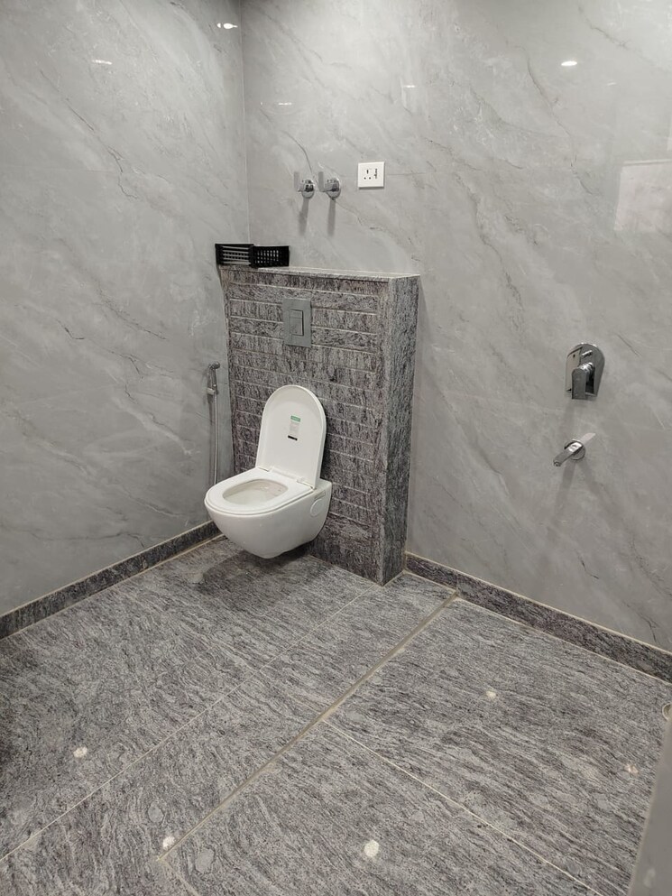 Bathroom, hauz khas 3 Bedroom 240 Sq.Yd. Builder Floor In Hauz Khas Delhi 9748128