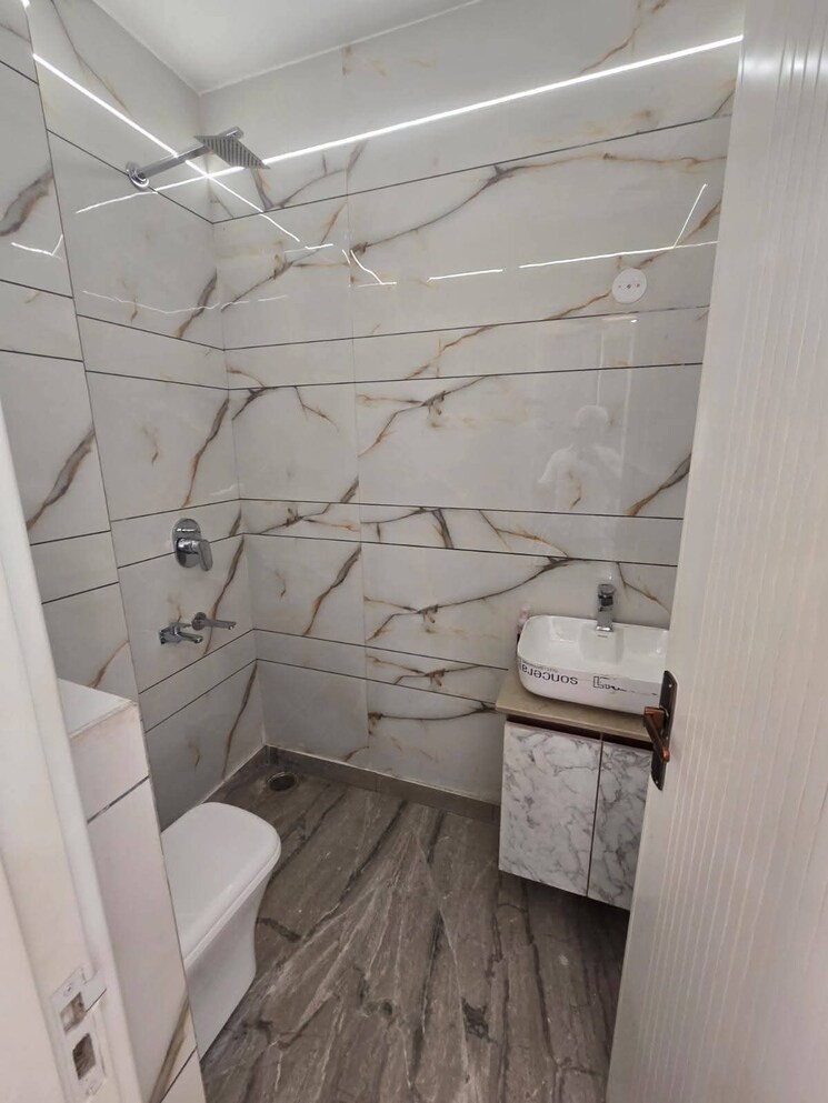 Bathroom, saket 2 Bedroom 900 Sq.Ft. Apartment In Saket Delhi 9748077