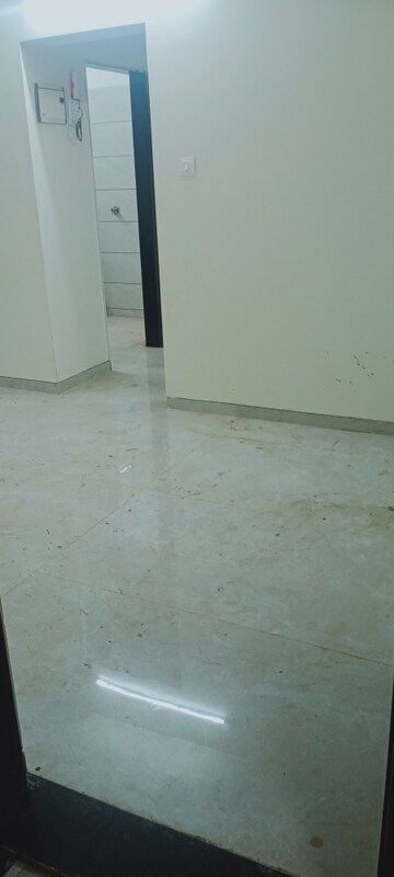 Room in 1 BHK Apartment at Bindra Complex, Andheri East – for Rent