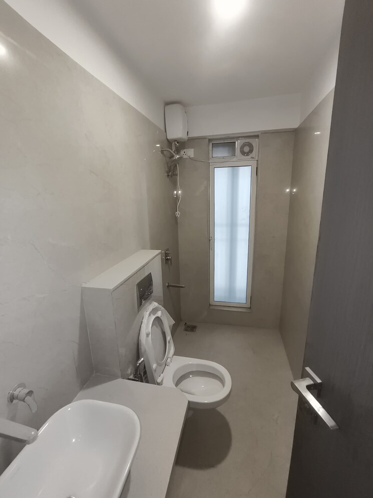 Bathroom, juhu-gulmohar-chs 3.5 Bedroom 1350 Sq.Ft. Apartment In Vile Parle West Mumbai 9749041