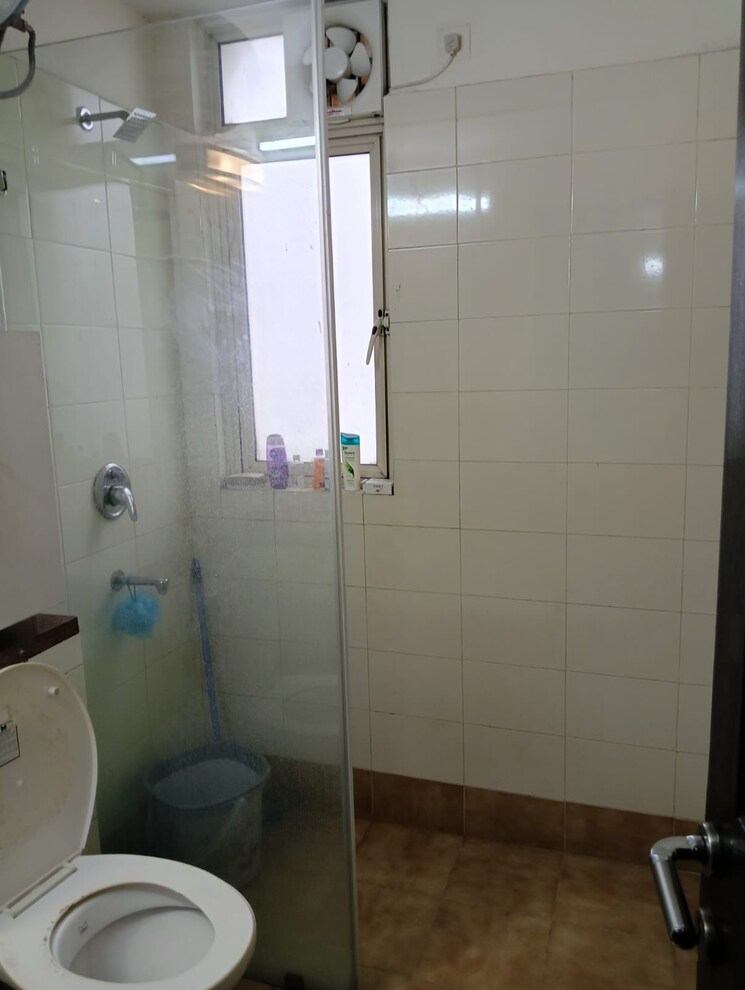 Bathroom, unitech-south-city-ii 3 Bedroom 1800 Sq.Ft. Builder Floor In Sector 50 Gurgaon 9749444