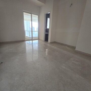 Room in 3 BHK Apartment at Indiabulls Blu Tower A, Worli – for Rent