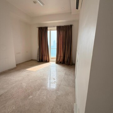 Room in 3 BHK Apartment at Indiabulls Blu Tower A, Worli – for Rent