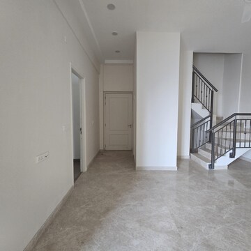 Room in 3 BHK Apartment at Indiabulls Blu Tower A, Worli – for Rent