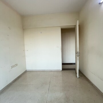 Room in 2.5 BHK Apartment at Kalpataru Towers, Defence Colony – for Rent