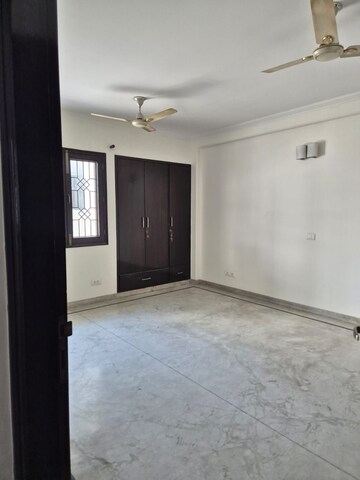 Room in 3 BHK Builder Floor at Sector 15 – for Rent