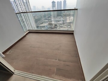 Room in 4 BHK Apartment at Sheth Avalon, Laxmi Nagar – for Rent