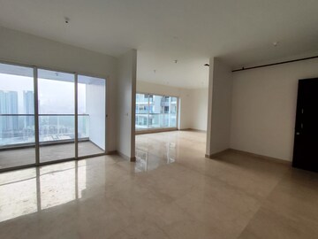 Room in 4 BHK Apartment at Sheth Avalon, Laxmi Nagar – for Sale