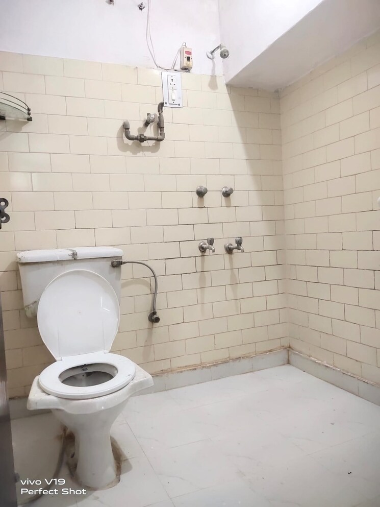 Bathroom, east of kailash 1 Bedroom 1000 Sq.Ft. Builder Floor In East Of Kailash Delhi 9749870