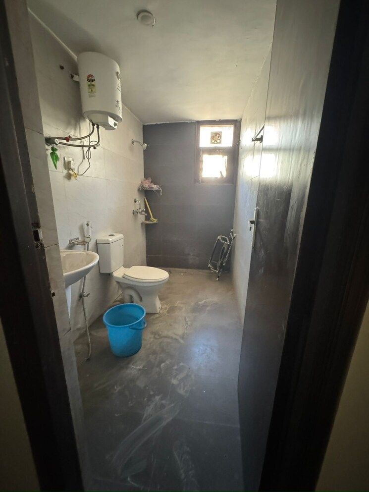 Bathroom, sector 11 6 Bedroom 200 Sq.Yd. Apartment In Sector 11 Panchkula 9749882