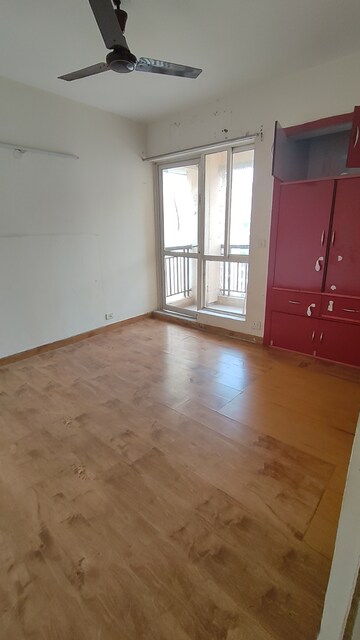 Room in 3 BHK Apartment at Jaypee Greens Kosmos, Sector 134 – for Rent