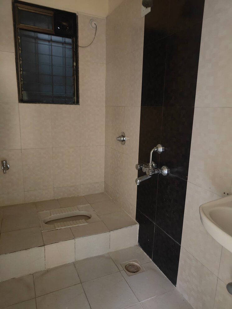 Bathroom, dosti-vihar 1.5 Bedroom 524 Sq.Ft. Apartment In Samata Nagar Thane 9749989