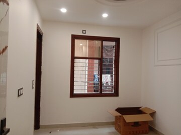 Room in 3 BHK Builder Floor at Dwarka Mor – for Sale