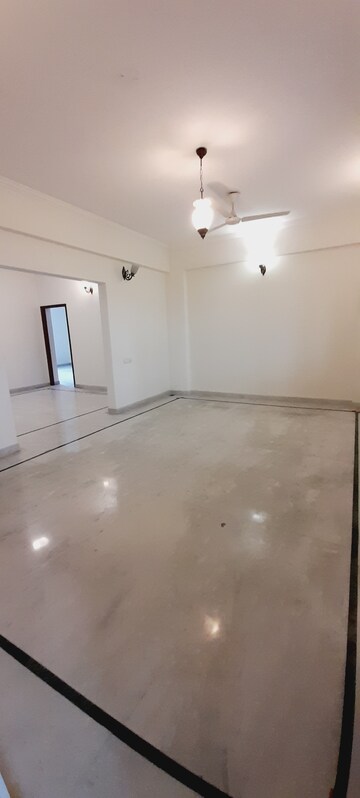 Bathroom in 4 BHK Apartment at Trendset Sumanjali, Banjara Hills – for Rent