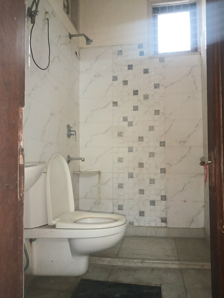 Bathroom, greater kailash i 4 Bedroom 3000 Sq.Ft. Builder Floor In Greater Kailash I Delhi 9750116