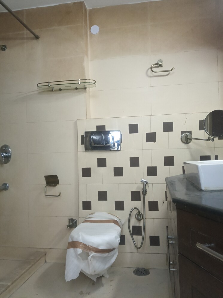 Bathroom, greater kailash i 4 Bedroom 3000 Sq.Ft. Builder Floor In Greater Kailash I Delhi 9750116