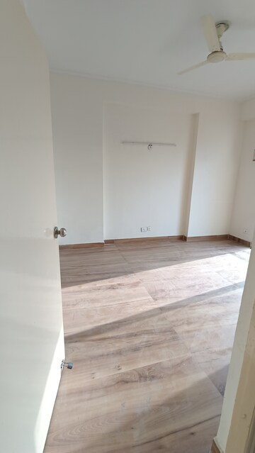 Room in 2 BHK Apartment at Antriksh Golf View, Sector 78 – for Rent