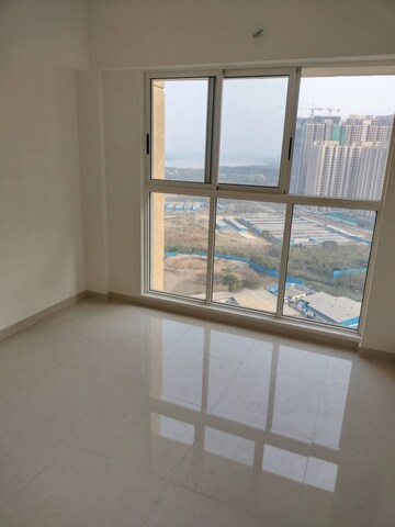 Room in 2 BHK Apartment at Lodha Amara, Kolshet Road – for Rent