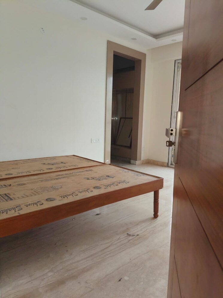 Room, sector 52 4 Bedroom 2400 Sq.Ft. Builder Floor In Sector 52 Gurgaon 9750208