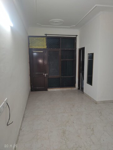 Room in 4 BHK Apartment at DLF Trinity Towers, Dlf Phase V – for Sale