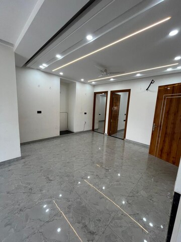 Room in 3 BHK Builder Floor at Sector 38 – for Rent