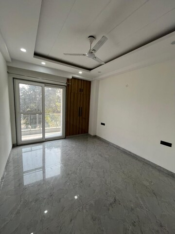 Room in 3 BHK Builder Floor at Sector 38 – for Rent