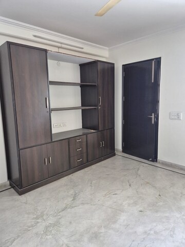 Room in 3 BHK Builder Floor at Sector 40 – for Rent