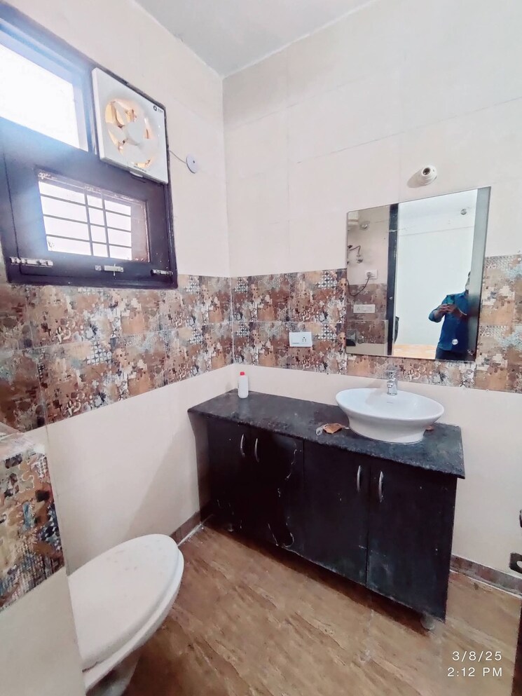 Bathroom, sector 40 3 Bedroom 2200 Sq.Ft. Builder Floor In Sector 40 Gurgaon 9750340