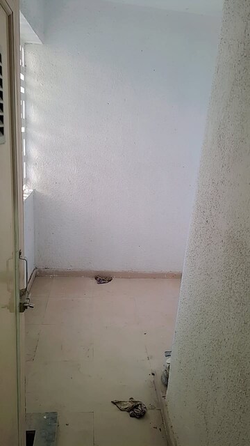 Room in 2 BHK Apartment at Dynamic Crest, Shilphata – for Rent