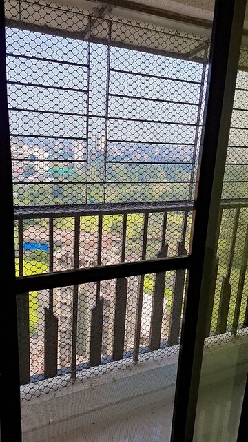 Room in 2 BHK Apartment at Dynamic Crest, Shilphata – for Rent