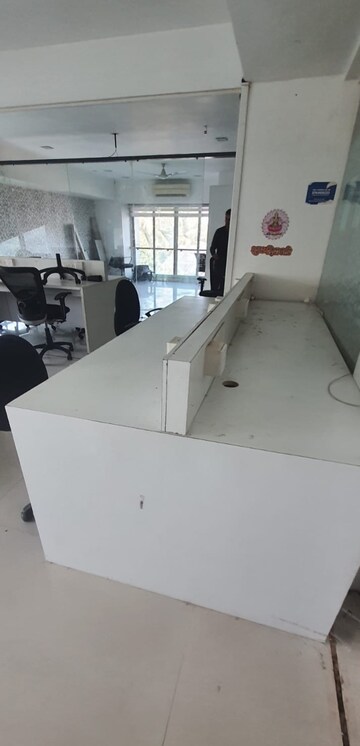  Office Space For Rent in Adajan