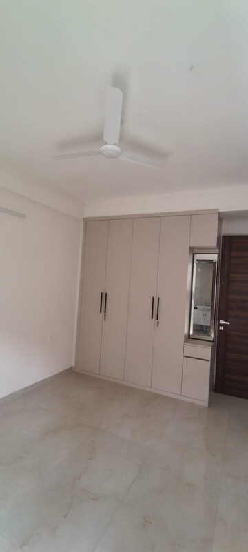 Room in 2.5 BHK Builder Floor at Smart World Gems, Sector 89 – for Sale