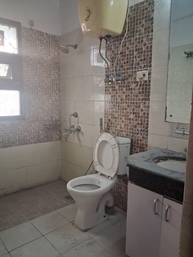 Bathroom, ss-mayfield-gardens 2 Bedroom 1150 Sq.Ft. Builder Floor In Sector 51 Gurgaon 9750650