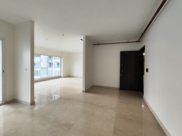 Room in 4 BHK Apartment at Sheth Avalon, Laxmi Nagar – for Sale