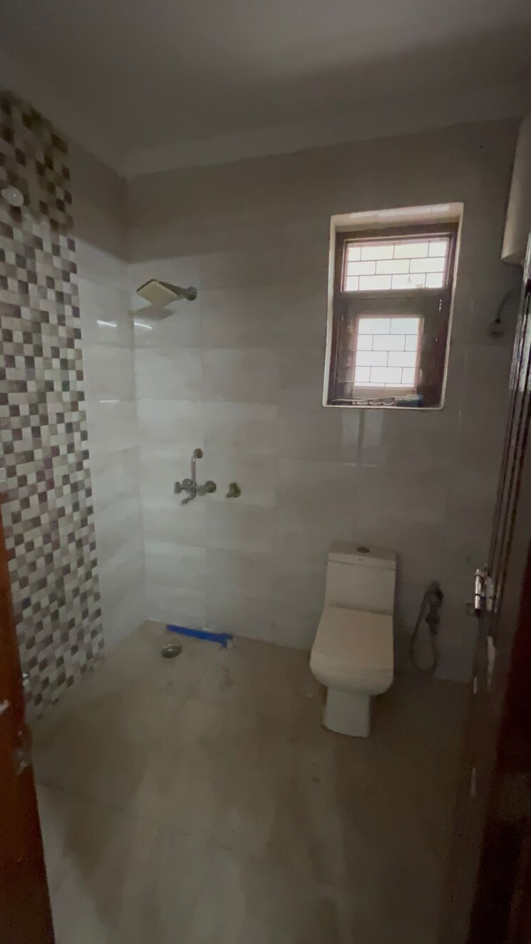 Bathroom, green fields colony 3 Bedroom 180 Sq.Yd. Builder Floor In Green Fields Colony Faridabad 9750993