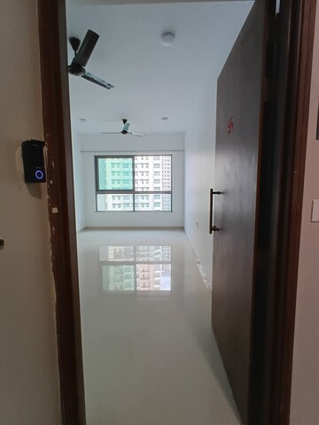 2 BHK Apartment For Rent in Kalpataru Immensa B, Kolshet Road