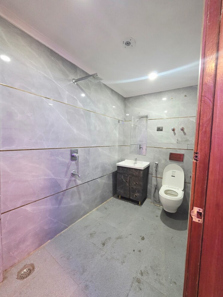 Bathroom, saket 2 Bedroom 807 Sq.Ft. Builder Floor In Saket Delhi 9751502