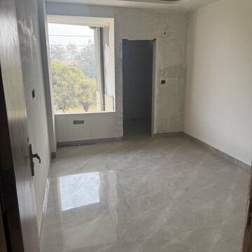 Room in 2 BHK Builder Floor at Sector 81 – for Sale