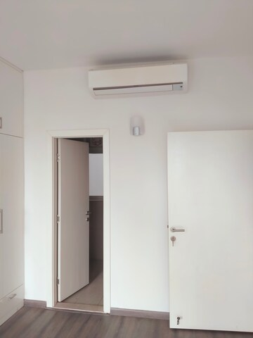 Room in 3 BHK Apartment at DLF The Crest, Sector 54 – for Rent