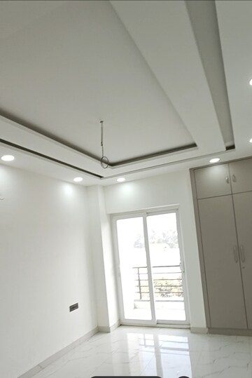 Furnished Amenities in 3 BHK Builder Floor at Sector 8 – for Sale