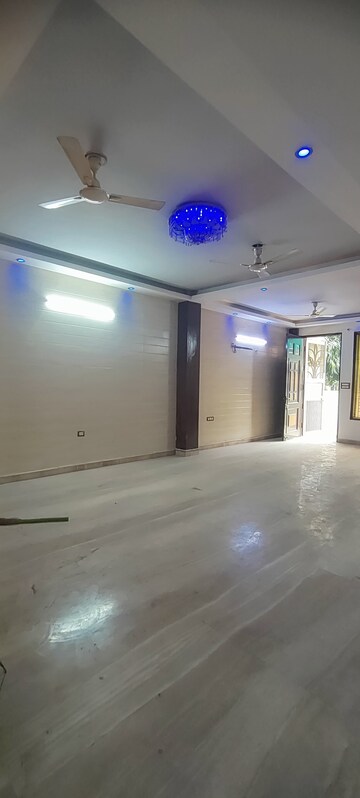 Room in 3 BHK Builder Floor at Sector 37 – for Rent