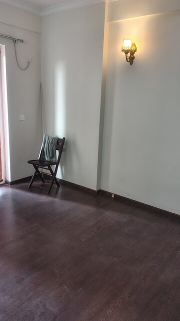 Room in 2.5 BHK Apartment at Pareena Micasa, Sector 68 – for Rent