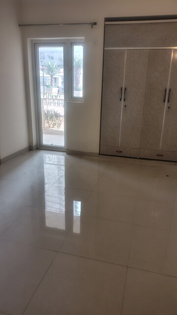 Room in 3 BHK Apartment at Pareena Micasa, Sector 68 – for Rent